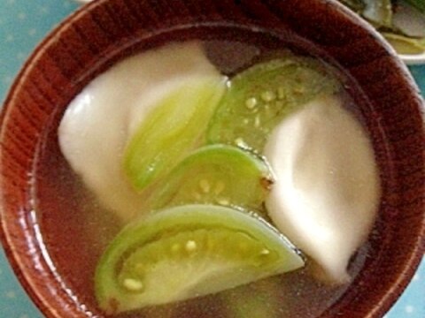 青トマト(未熟トマト)と水餃子の中華風スープ♪